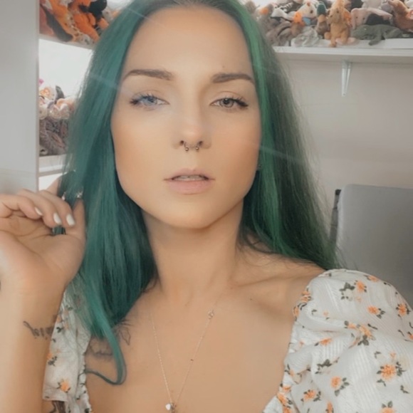 END OF CLOSET! COME SAY HI! - Picture 3 of 8